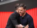 Xabi Alonso saluda al Cholo Simeone antes del derbi del Metropolitano