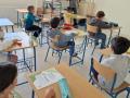 Alumnado de cuarto de Primaria reciben clase en un aula junto a su profesor
POLITICA 
JUNTA DE ANDALUCÍA