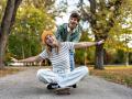 Una pareja de jóvenes adultos en patinete