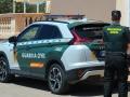 Coche y agente de la Guardia Civil.