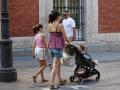 Una mujer con un carrito de bebé, en Madrid.
