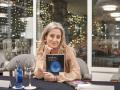 La escritora Lola López-Méndez durante la presentación de su novela en el Real Club Náutico de La Coruña