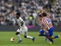 Vinicius Jr. y Marcos Llorente pelean por un balón en el Real Madrid - Atlético de Madrid de Supercopa