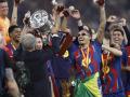 Los jugadores del FC Barcelona celebran con Joan Laporta la Supercopa de España