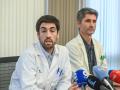 El gerente del Hospital Universitario de Burgos, Carlos Cartón (I), y el jefe del servicio de Oncología del HUBU, Enrique Lastras (D), ofrecen una rueda de prensa para explicar el error que causó la muerte de dos pacientes