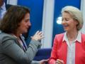 Teresa Ribera y Úrsula Von der Leyen se saludan al comienzo de la reunión del Colegio de Comisarios de este miércoles