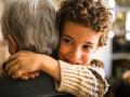 El abrazo de un nieto puede ser infinitamente más sanador que muchas medicinas