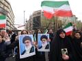 Mujeres iraníes sostienen retratos del líder supremo de Irán, el ayatolá Alí Jamenei, durante los funerales de los miembros
