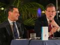 Mariano Rajoy, durante la presentación del libro 'El arte de gobernar' en Sevilla, junto a Juanma Moreno