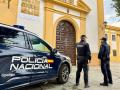 Agentes de la Policía Nacional, a las puertas de la iglesia de San Roque de Almería, donde ocurrieron los hechos