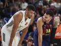 Willy Hernangómez y Edy Tavares, durante el último Real Madrid - Barça Basket de baloncesto
