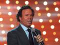 Julio Iglesias actúa durante la grabación del programa de televisión 'Vivement Dimanche'.