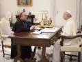 El Papa, durante la reunión con el arzobispo de Santiago