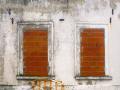 Ventanas tapiadas: síntoma de okupación