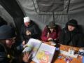 Ucranianos en una de las tiendas de campaña habilitadas con generadores