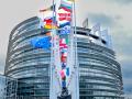 Banderas frente a la sede del Parlamento Europeo en Estrasburgo (Francia)