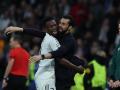 El técnico del Real Madrid, Álvaro Arbeloa y el jugador del equipo blanco, Vinicius Junior