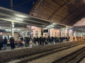 Imagen de personas esperando a coger un tren en la Estación del Norte de Valencia el 22 de diciembre a las 18:22 horas