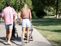 (Foto de ARCHIVO)
Una familia en el Parque de El Retiro, a 26 de agosto de 2023, en Madrid (España). El Instituto Nacional de Estadística (INE) ha revelado los datos de nacimientos producidos en todo el país durante el primer cuatrimestre de 2023. En total, solo han nacido entre enero y abril unas 103.443 personas, lo que supone un 1,75% menos respecto al mismo período del año anterior. Estas cifras, según el INE, convierten al primer cuatrimestre en el peor en ocho años, experimentando la natalidad una evolución a la baja desde 2016, año en el que nacieron 132.045 personas en España. La Comunidad de Madrid y Aragón son las únicas regiones donde la natalidad ha crecido respecto al año anterior.

Jesús Hellín / Europa Press
26 AGOSTO 2023;RECURSOS;INE;NATALIDAD;NACIMIENTOS;NIÑOS;FAMILIAS;BEBÉS
26/8/2023