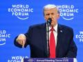 El presidente de Estados Unidos, Donald Trump, hace un gesto mientras pronuncia un discurso en Davos