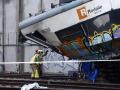Varios bomberos trabajan en la zona cero del accidente de tren ocurrido ayer en Gelida