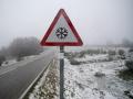 Un cartel congelado por la nieve en el Puerto de Ancares en Lugo