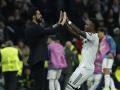 El técnico del Real Madrid, Álvaro Arbeloa y el jugador del equipo blanco, Vinicius Junior, celebran un gol