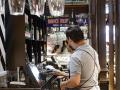 Dos camareros, en un bar de Madrid