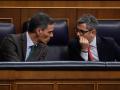 Pedro Sánchez y el ministro Félix Bolaños, durante el Pleno de este martes