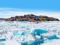 Vista panorámica del colorido pueblo de Kulusuk en el este de Groenlandia