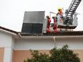 Bomberos de Sevilla proceden a retirar un panel solar de una casa por las fuertes rachas de viento