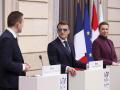 El presidente francés, Emmanuel Macron (centro), la primera ministra de Dinamarca, Mette Frederiksen (derecha), y el primer ministro de Groenlandia, Jens-Frederik Nielsen (izquierda), ofrecen una conferencia de prensa antes de un almuerzo de trabajo en el Palacio del Elíseo en París