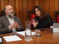 El concejal de IU-Podemos, Rodrigo San Martín conversa con la alcaldesa de Palencia, Miriam Andrés
