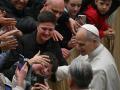 León XIV, saludando a los jóvenes en una audiencia general
