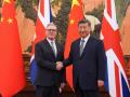 El presidente de China, Xi Jinping (derecha), y el primer ministro británico, Keir Starmer