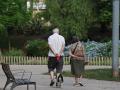 Imagen de archivo de jubilados paseando por un parque.