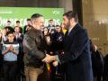 El presidente de Vox, Santiago Abascal, junto al candidato a la Presidencia de Aragón, Alejandro Nolasco, en un acto público celebrado en Teruel.