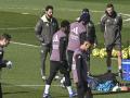 El entrenador del Real Madrid Álvaro Arbeloa (i) asiste al entrenamiento del equipo en la Ciudad Deportiva de Valdebebas