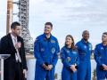 El administrador de la NASA, Jared Isaacman; los especialistas de la misión Artemis II, Jeremy Hansen y Christina Koch; el piloto Victor Glover; y el comandante Reid Wiseman