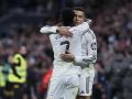 Vinicius y Mbappé se abrazan en el Bernabéu