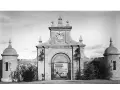 Entrada monumental al palacio de la Sisla con la verja de Julio Pascual y los emblemas de las armas del matrimonio Pelizaeus. IPCE, Fotografía del conde de Polentinos (ca. 1925)