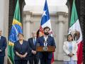 AME1078. SANTIAGO (CHILE), 02/02/2026.- Fotografía cedida por la Presidencia de Chile del mandatario Gabriel Boric (c), hablando durante una declaración a la prensa junto a la expresidenta Michelle Bachelet (2-i) este lunes en el palacio de La Moneda, en Santiago (Chile). Boric anunció la inscripción formal de la candidatura de la expresidenta Michelle Bachelet (2006-2010 y 2014-2018), en las elecciones de finales de año para ocupar la Secretaría General de las Naciones Unidas. EFE/EFE/ Presidencia De Chile /SOLO USO EDITORIAL/SOLO DISPONIBLE PARA ILUSTRAR LA NOTICIA QUE ACOMPAÑA (CRÉDITO OBLIGATORIO)