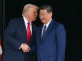 El presidente de Estados Unidos, Donald Trump (izq.), saludó a su homólogo chino, Xi Jinping, tras su encuentro en la Base Aérea de Gimhae, ubicada junto al Aeropuerto Internacional de Gimhae en Busa