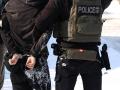 Agentes federales detienen a un manifestante en Minneapolis