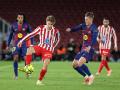 Pablo Barrios y Dani Olmo, durante el encuentro entre FC Barcelona y Atlético de Madrid de liga