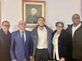 Tyquan Hall, en el centro, con sus padres y la enfermera y el médico que le salvaron la vida nada más nacer