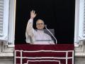 El Santo Padre saluda a la multitud tras el rezo del Ángelus