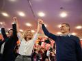 El secretario general del PSOE y presidente del Gobierno, Pedro Sánchez (1d), y la secretaria de Política Autonómica de la CEF, secretaria general de los socialistas aragoneses y candidata a la presidencia de Aragón, Pilar Alegría (c), intervienen en el acto de cierre de campaña
