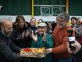 Pepe, vecino de Grazalema, sopla las velas en el pabellón de Ronda