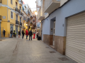Imagen de la cola a las puertas del edificio de «camas calientes» en la calle Viana 9, en Velluters